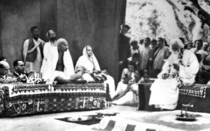 gandhi_with_tagore_shantiniketan_1940