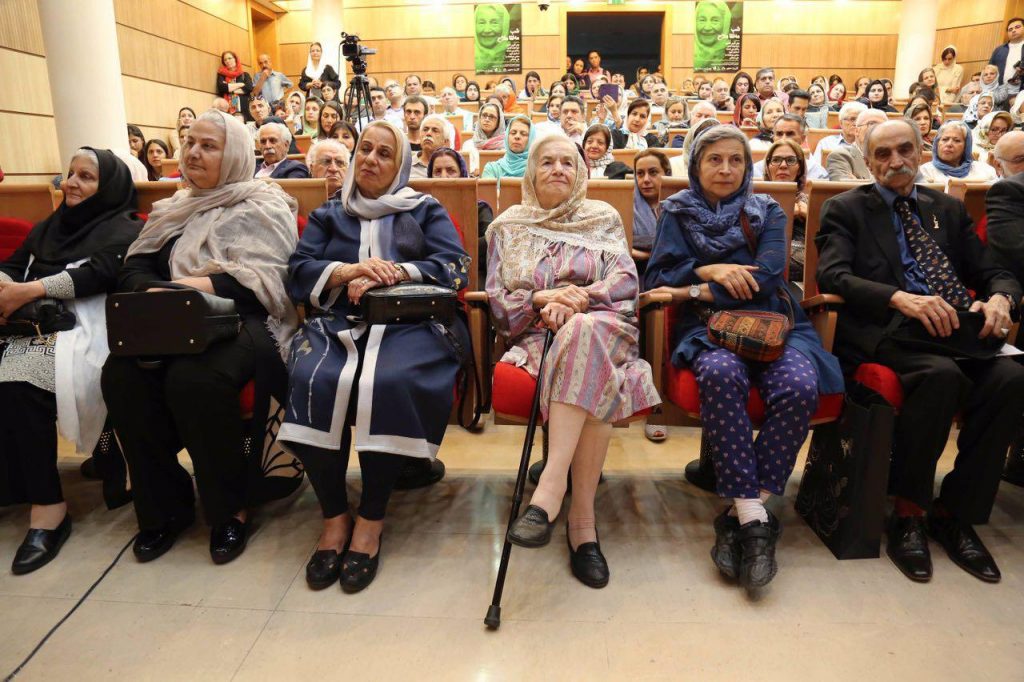 دکتر اسماعیل کهرم، نسرین ابوالحسنی (دختر بانو ملاح) و مهرانیگز ملاح خواهر مه لقا ملاح 